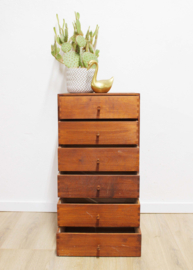 Klein houten ladekastje. Retro kastje met kleine laatjes