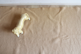 Zalmrozige  / beige wollen vintage deken. Retro sprei, 170 x 204 cm.