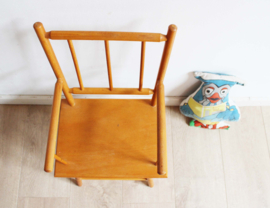 Koddig houten vintage kinder stoeltje met armleuningen.