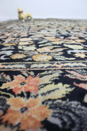 Wollen vintage tapijt met bloemen. Handgeweven Oosters kleed