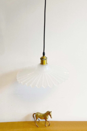 Wit vintage hanglampje van geribbeld glas. Glazen retro lampje