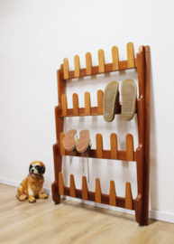 Houten vintage schoenenrek. Retro wandrek / kapstok