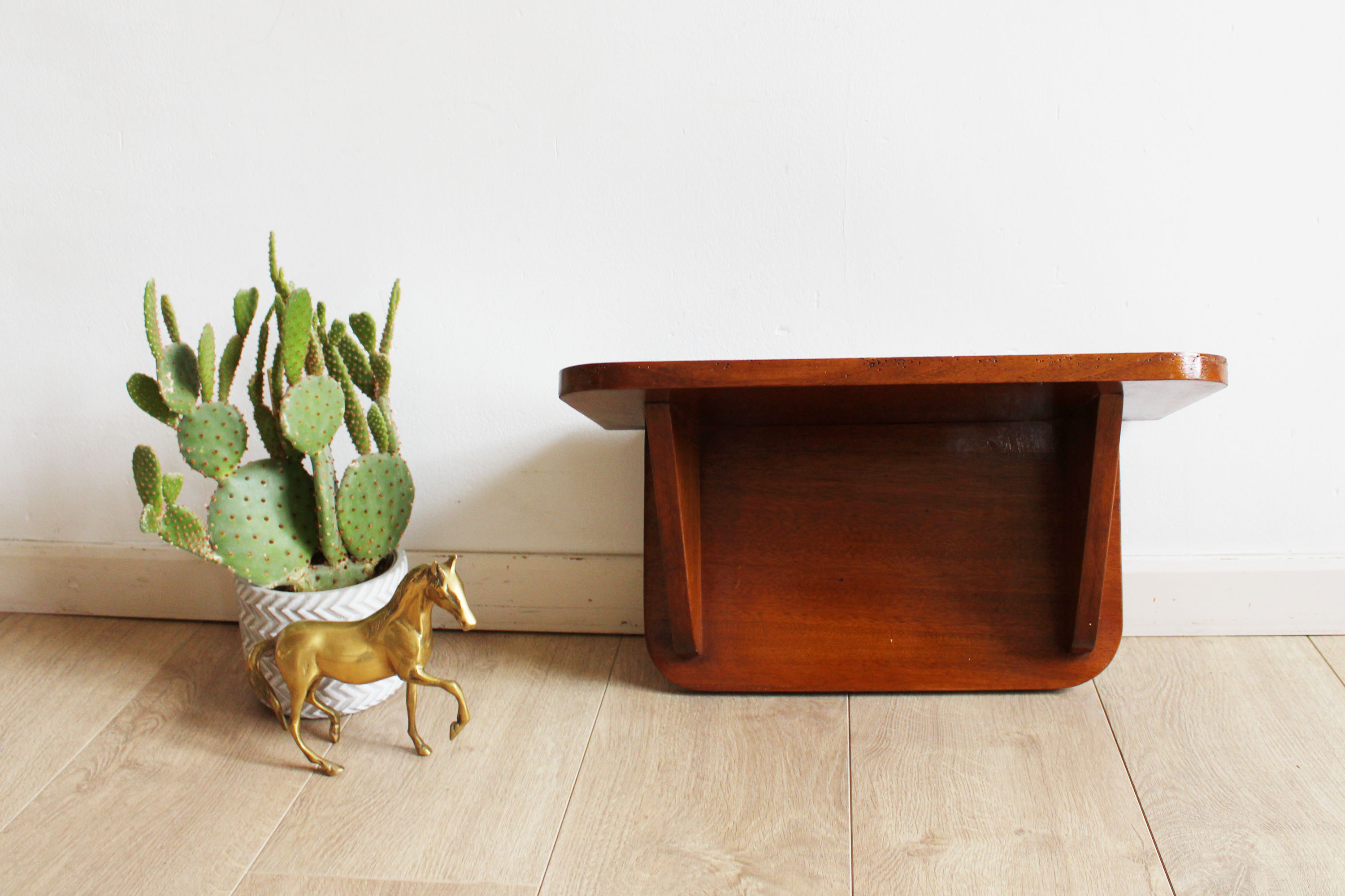 Houten vintage plankje. Retro schapje voor aan de wand