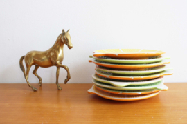 Vrolijke set retro gebaksbordjes. Aardewerk vintage bordjes groen/geel