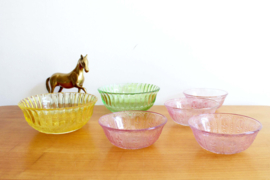 Set gekleurde vintage schaaltjes. Zes retro schaaltjes, roze - geel - groen