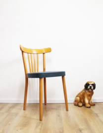 Houten vintage keukenstoel met blauwe skai zitting. Retro stoel