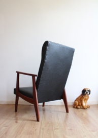 Zwarte vintage fauteuil met armleuningen. Mid Century design stoel