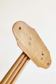 Houten vintage handdoekrek. Retro kapstokje / theedoekrek