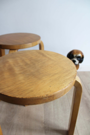 Set van 4 houten retro krukken. Vintage krukjes, Alvar Aalto - E60 - Artek stijl.