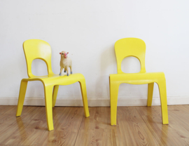 Set gele vintage stoeltjes. Retro design peuter /kleuter stoel - geel