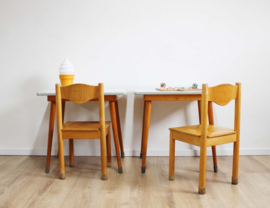 Set houten vintage lessenaars met 2 stoeltjes. Retro Schilte tafels met schoolstoelen