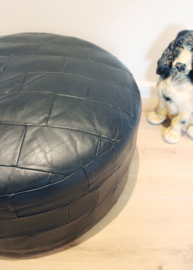 Zwarte vintage lapjes poef. Retro patchwork Ottoman/ pouf van leer.