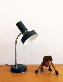 Zwarte retro bureaulamp. Vintage lampje met buigbare poot