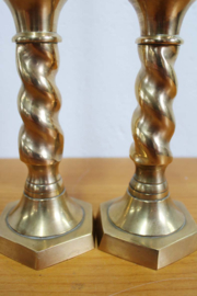 Twee goudkleurige vintage kandelaars. Twee messing kaarsenhouders