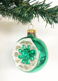 Groen glazen vintage deukbal. Retro kerstbal
