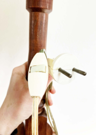 Houten vintage tafellamp met beige kap. Scandinavische retro lamp