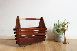 Houten vintage krantenbak. Retro lectuurbak / magazine holder