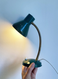 Groene retro bureaulamp. Vintage lampje met buigbare poot