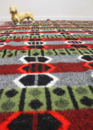 Wollen vintage deken, grijs - groen -rood. Retro sprei / plaid met grafisch patroon.