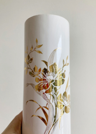 Witte vintage vaas met gouden bloemen. Retro vaasje
