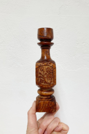 Handgemaakte retro kaarsen houder. Houten vintage kandelaar