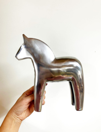 Groot aluminium Dala paard - Ikea Finansiell. Zilverkleurig vintage Dalarna beeld, '90