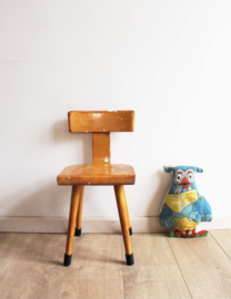 Houten vintage schoolstoeltje. Retro kleuter / peuter stoel - Schilte