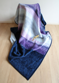Tweepersoons vintage deken van Didas. Retro vegan sprei van dralon, blauw / paars