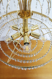 Grote vintage kroonluchter met pegels. Goudkleurige Hollywood Regency hanglamp