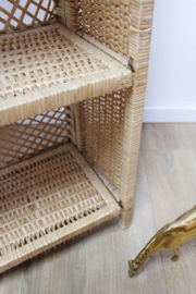 Rotan vintage kast  met planken.  Rieten Boho Wabi Sabi kastje