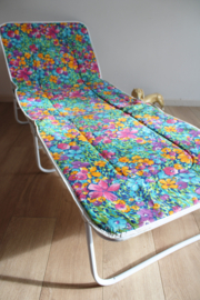 Vrolijke vintage stretcher met bloemen. Retro veldbed / opklap bed