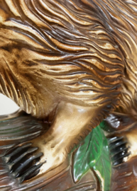 Groot gipsen vintage beeld van een bever. Vintage dieren beeld - Canada