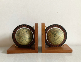 Set vintage boeksteunen met wereldbol. Houten retro boekensteun - globe