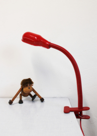 Rode vintage klemlamp. Retro design lamp in Hebi stijl.