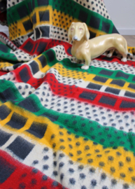 Kleurrijke vintage deken, geel -groen -rood. Retro sprei / plaid