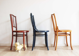 3 houten vintage stoelen, Thonet stijl. Set antieke cafe stoeltjes