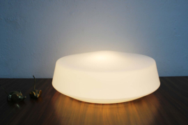 Grote witte vintage plafonnière RZB/DKN Leuchte. Glazen retro plafond lamp