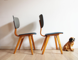 Set houten vintage stoelen met blauw/grijs skai-leer. Retro design dining chairs