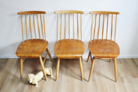 Set van 3 vintage spijlenstoelen. Houten retro stoelen.