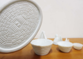 Set melkglazen kippen schalen. Vier wit glazen bakjes - kip-op-nest / Hen-on-nest