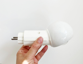 Wit vintage stekkerlampje, vermoedelijk Vrieland Design. Retro lamp / spotje