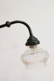 Antiek wandlampje met glazen kap. Vintage lampje