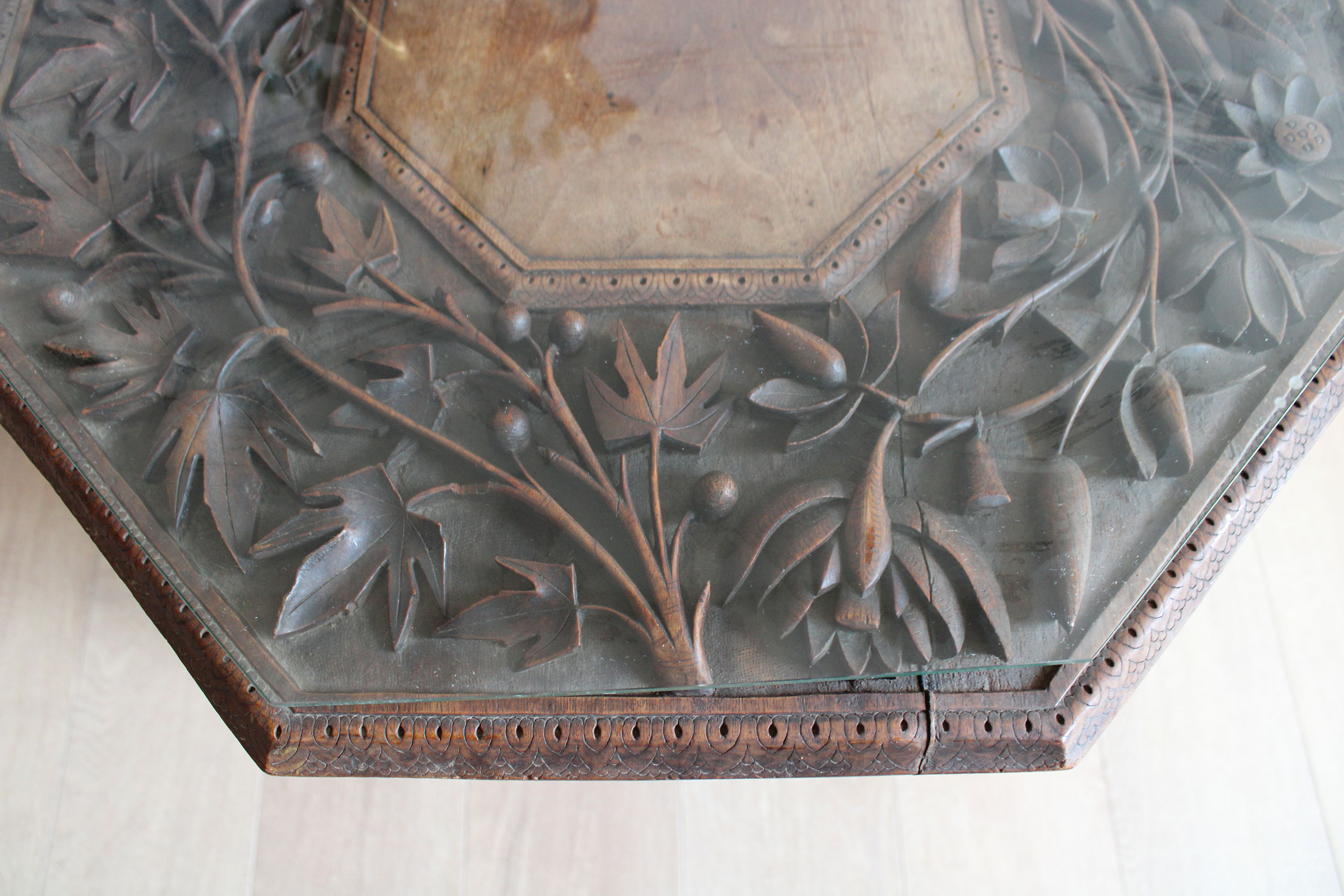 Prachtig Oosters tafeltje met houtsnijwerk. Houten vintage Boho bijzet tafel.