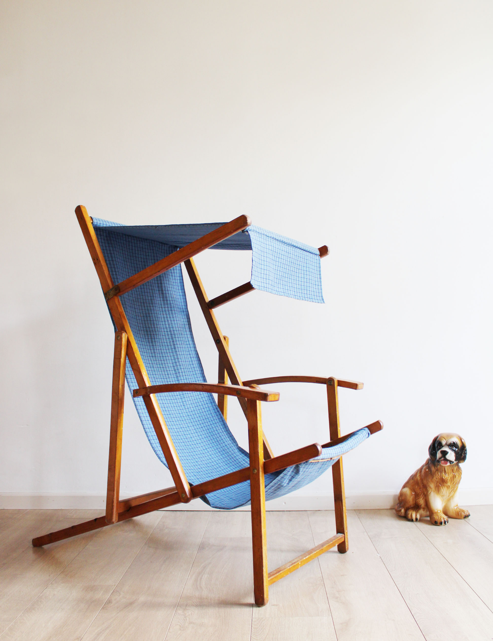 Houten vintage strandstoel met blauwe bekleding. Retro tuinstoel