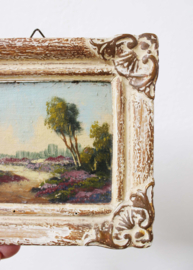 Klein schilderijtje van een heide landschap. Olieverf schilderij in barok lijst