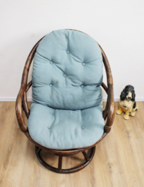 Rotan vintage draaistoel met blauw kussen.  Retro Manou fauteuil