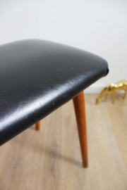Vintage voetenbankje met zwart skai leer. Houten retro kruk/luiwammes