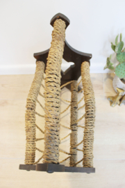 Houten vintage krantenbak met touw. Boho style lectuurbak / magazine holder