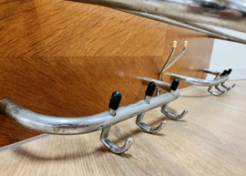 Vintage kapstok met hoedenplank. Retro Mid Century wandkapstok