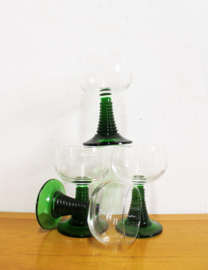 Set vintage Luminarc wijnglazen op groene voet.  4 Retro moezel /roemer glaasjes